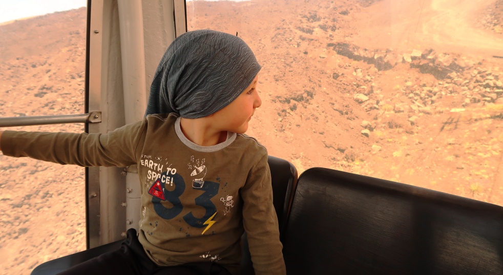 un bambino che guarda l'Etna dalla funivia