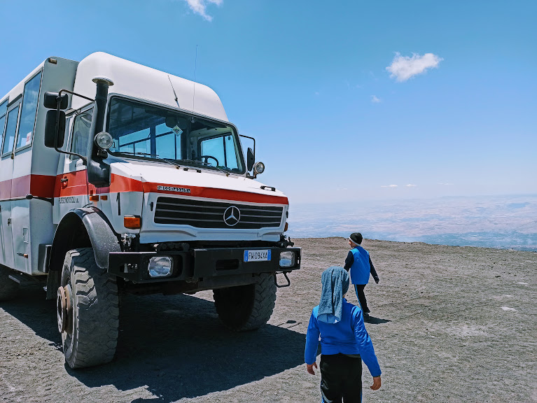 due bambini in escursione in jeep sull'Etna
