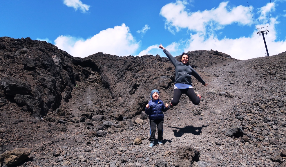 una mamma e bambino che saltano sull'Etna