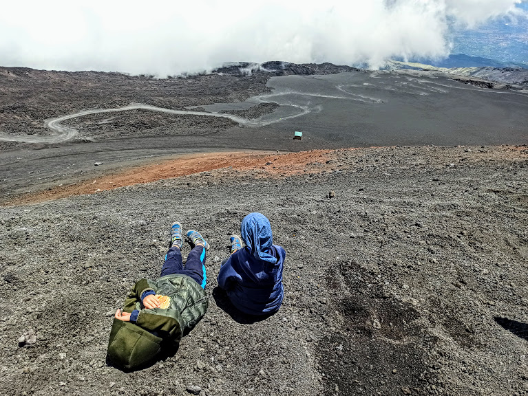 due bambini durante un'escursione sull'Etna a quota 3000 metri