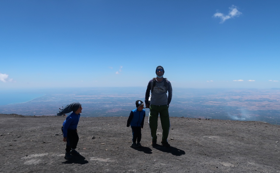 un papà e due bambini sull'Etna