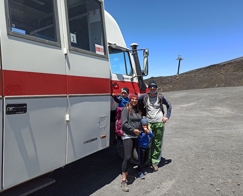 una famiglia in jeep per escursione sull'Etna