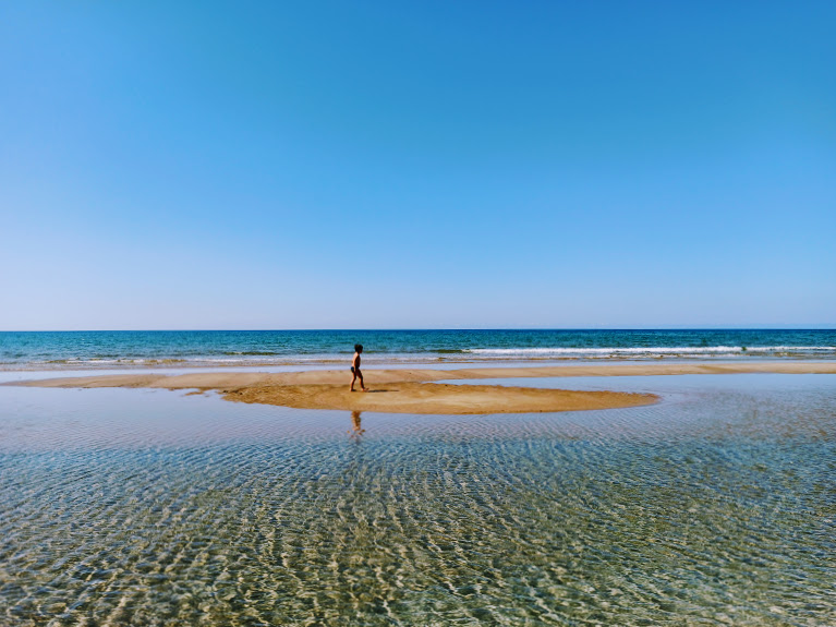 un bambino sulla spiaggia di Granelli vicino Marzamemi