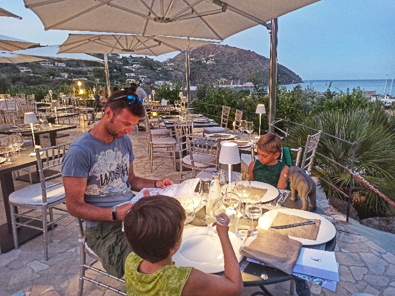 famiglia che cena a Lipari