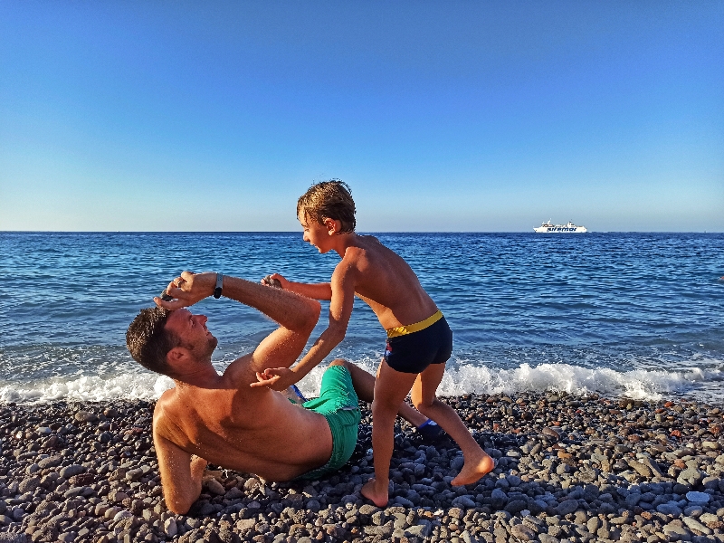 padre e figlio a Lipari in spiaggia 