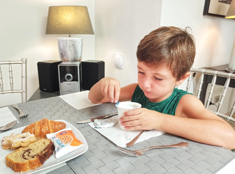 bambino che fa colazione in hotel a Lipari