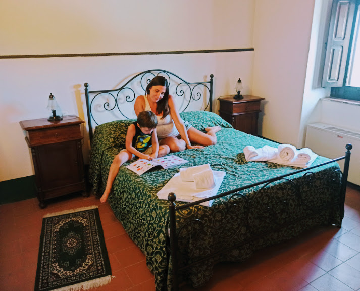 una mamma e un bambino in una camera dove dormire sui Nebrodi