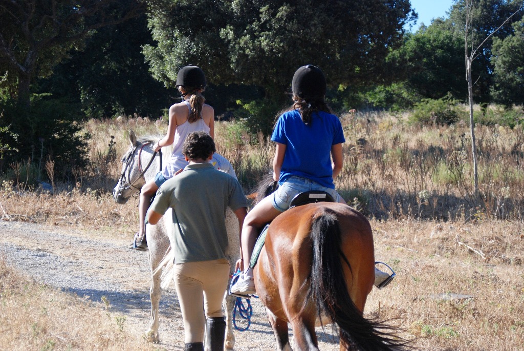 bambini a cavallo al campo estivo sulle madonie