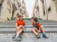 due bambini seduti sulla scalinata di Caltagirone