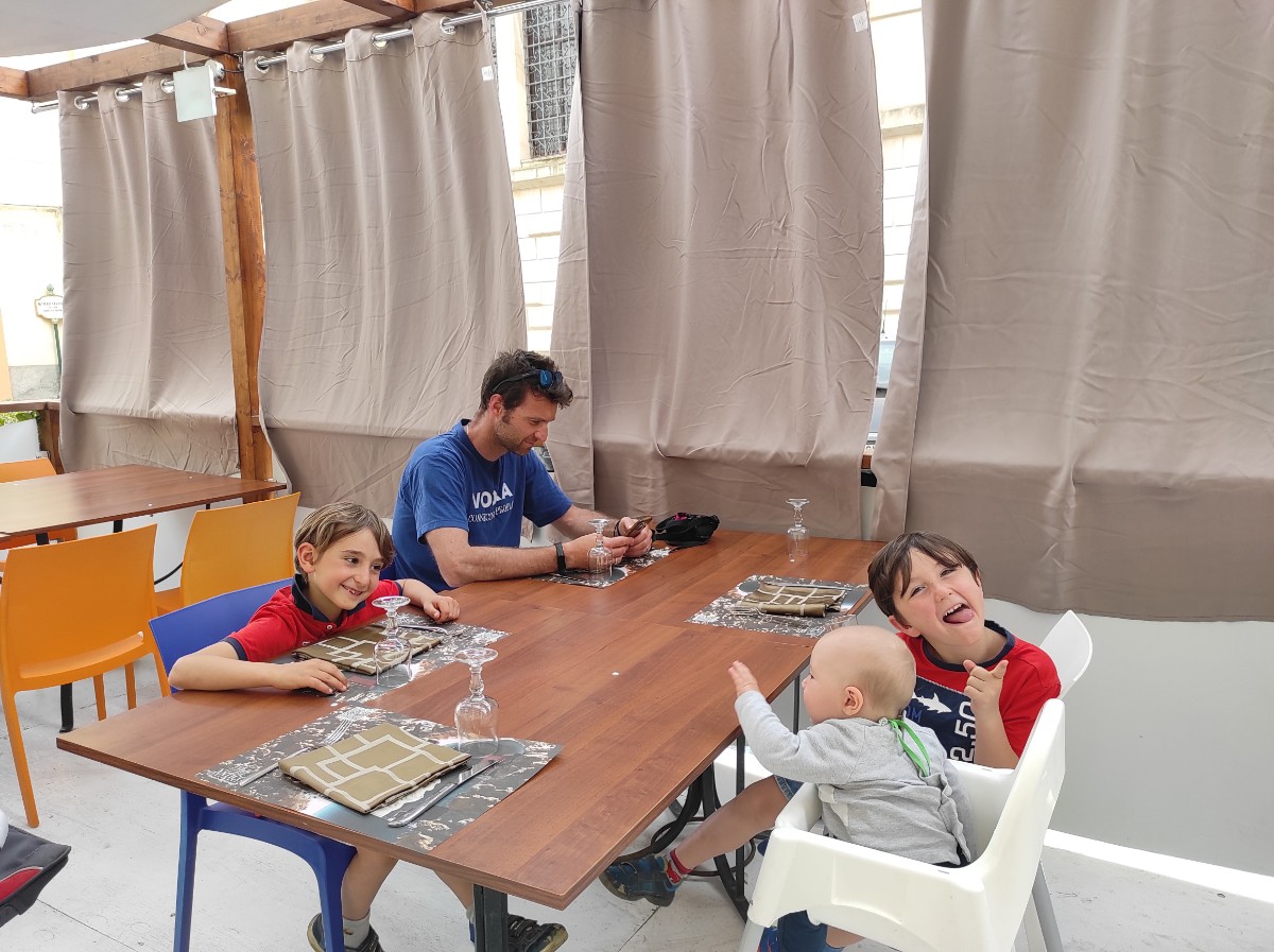 una famiglia al ristorante a Caltagirone
