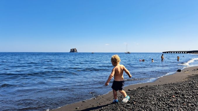 un bambino in spiaggia a Stromboli
