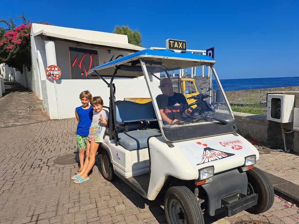 bambini in taxi a Stromboli